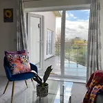 Contemporary, Cosy & Homely 2 Bed Apartment With High-Speed Wifi, Terrace & Free Parking Overlooking Stourbridge Common Park & Coldham\'S Brook