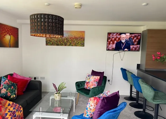 Contemporary, Cosy & Homely 2 Bed Apartment With High-Speed Wifi, Terrace & Free Parking Overlooking Stourbridge Common Park & Coldham\'S Brook