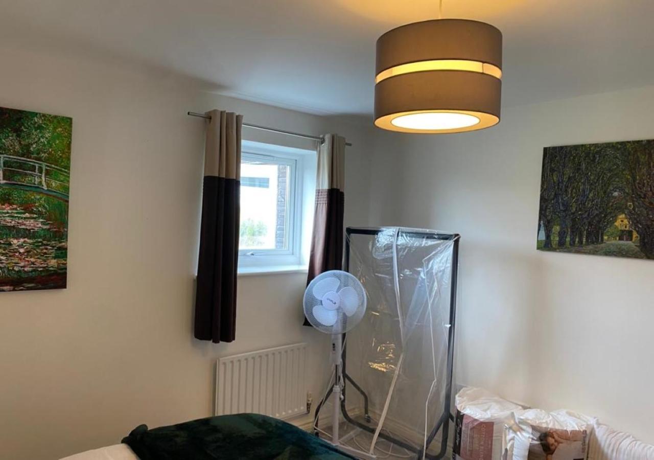 Apartemen Contemporary, Cosy & Homely 2 Bed With High-speed Wifi, Terrace & Free Parking Overlooking Stourbridge Common Park & Coldham's Brook *