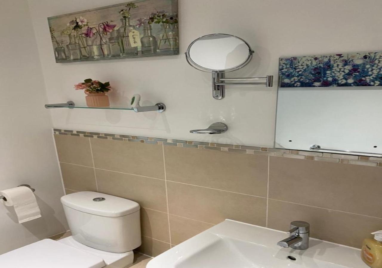 Apartemen Contemporary, Cosy & Homely 2 Bed With High-speed Wifi, Terrace & Free Parking Overlooking Stourbridge Common Park & Coldham's Brook Cambridge (Cambridgeshire)