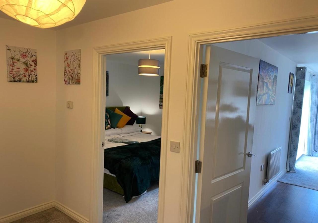 Contemporary, Cosy & Homely 2 Bed With High-speed Wifi, Terrace & Free Parking Overlooking Stourbridge Common Park & Coldham's Brook Apartemen *