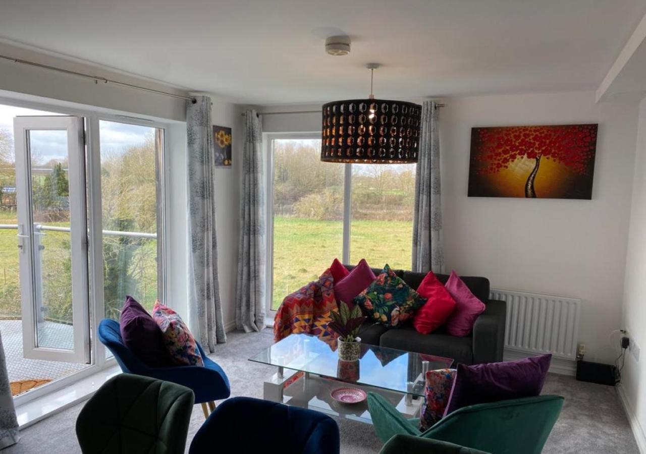 Contemporary, Cosy & Homely 2 Bed With High-speed Wifi, Terrace & Free Parking Overlooking Stourbridge Common Park & Coldham's Brook Apartemen *