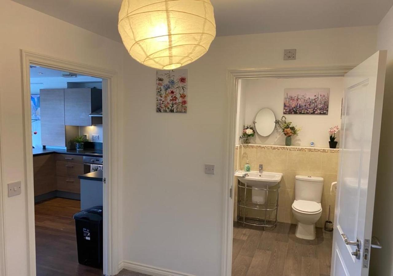 Contemporary, Cosy & Homely 2 Bed With High-speed Wifi, Terrace & Free Parking Overlooking Stourbridge Common Park & Coldham's Brook Apartemen *