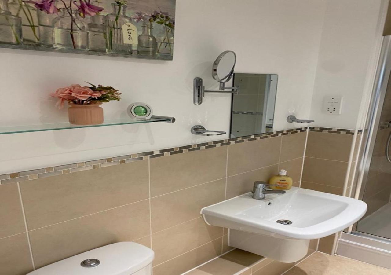 Contemporary, Cosy & Homely 2 Bed With High-speed Wifi, Terrace & Free Parking Overlooking Stourbridge Common Park & Coldham's Brook Apartemen