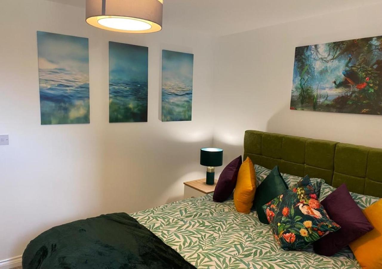Contemporary, Cosy & Homely 2 Bed With High-speed Wifi, Terrace & Free Parking Overlooking Stourbridge Common Park & Coldham's Brook Apartemen *