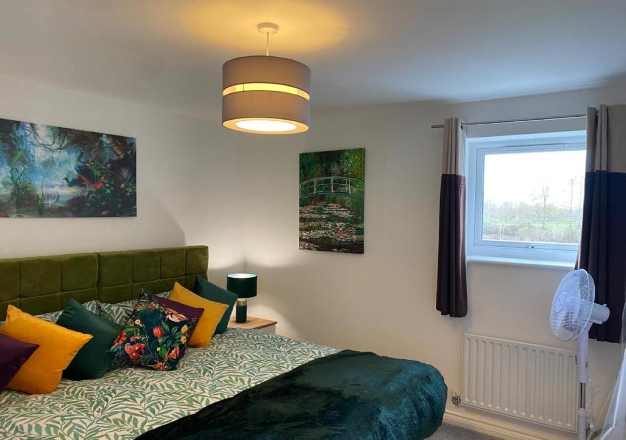 Contemporary, Cosy & Homely 2 Bed With High-speed Wifi, Terrace & Free Parking Overlooking Stourbridge Common Park & Coldham's Brook Apartemen