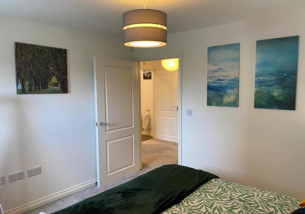 Apartemen Contemporary, Cosy & Homely 2 Bed With High-speed Wifi, Terrace & Free Parking Overlooking Stourbridge Common Park & Coldham's Brook *