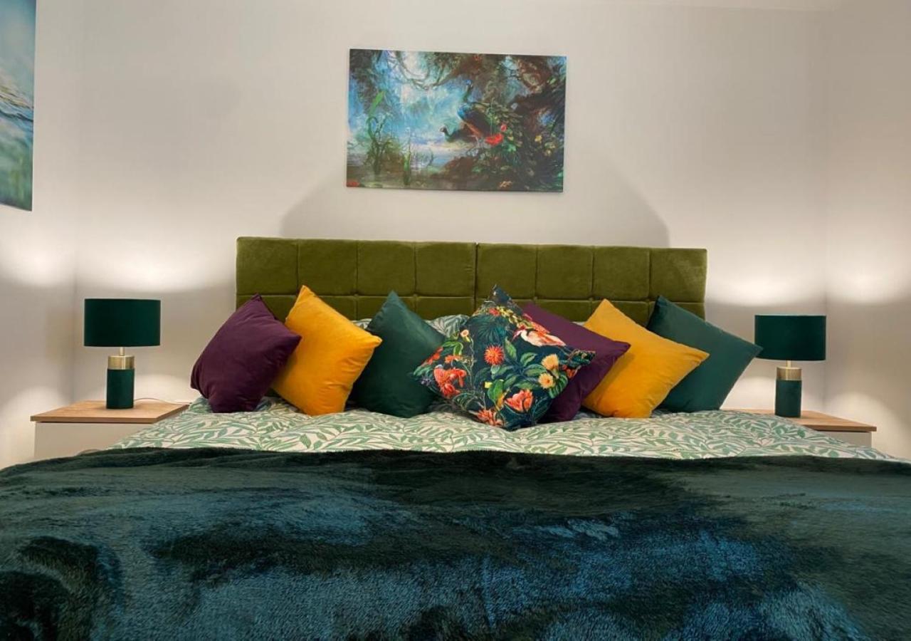 Contemporary, Cosy & Homely 2 Bed With High-speed Wifi, Terrace & Free Parking Overlooking Stourbridge Common Park & Coldham's Brook