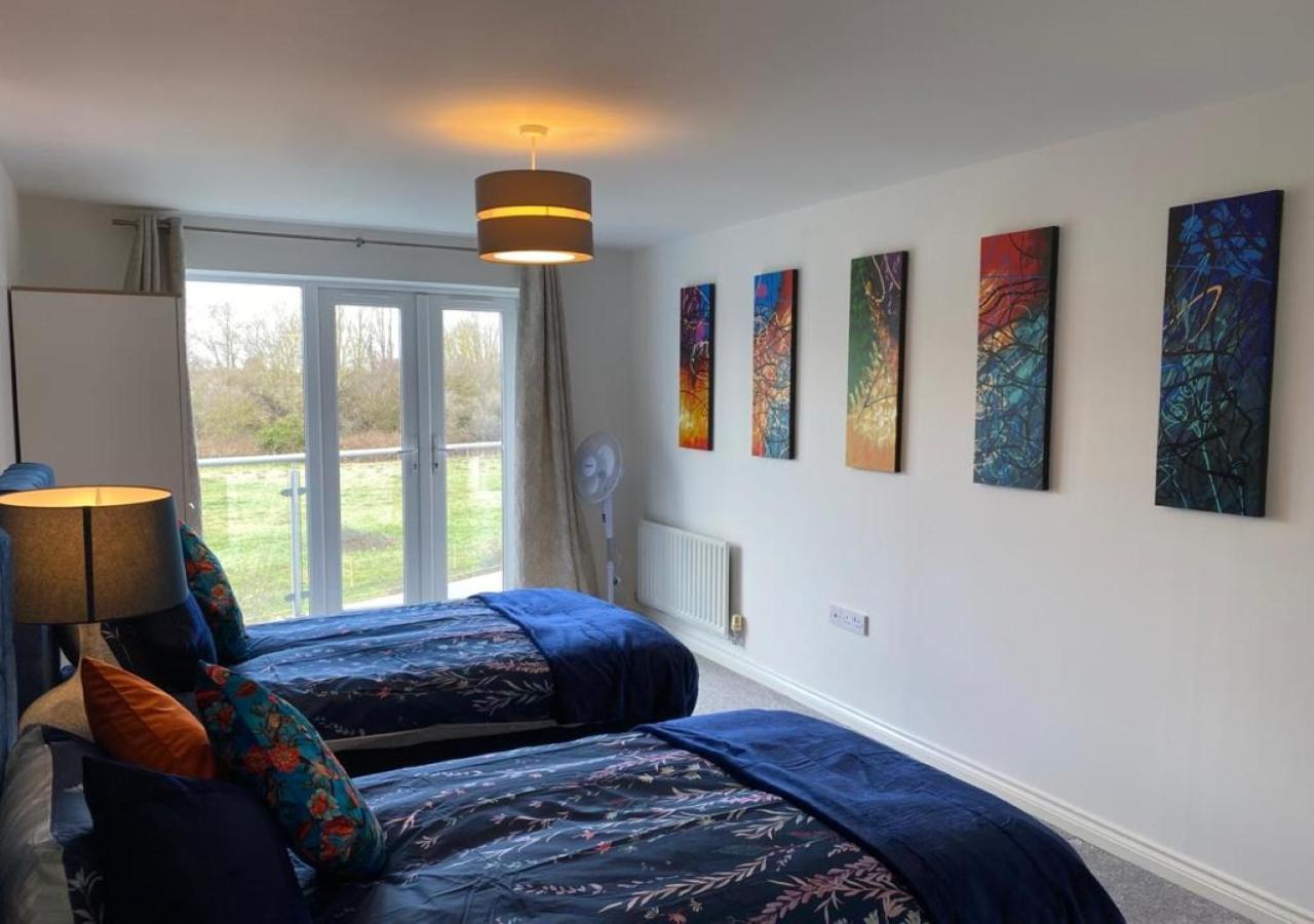 Contemporary, Cosy & Homely 2 Bed With High-speed Wifi, Terrace & Free Parking Overlooking Stourbridge Common Park & Coldham's Brook Apartemen *