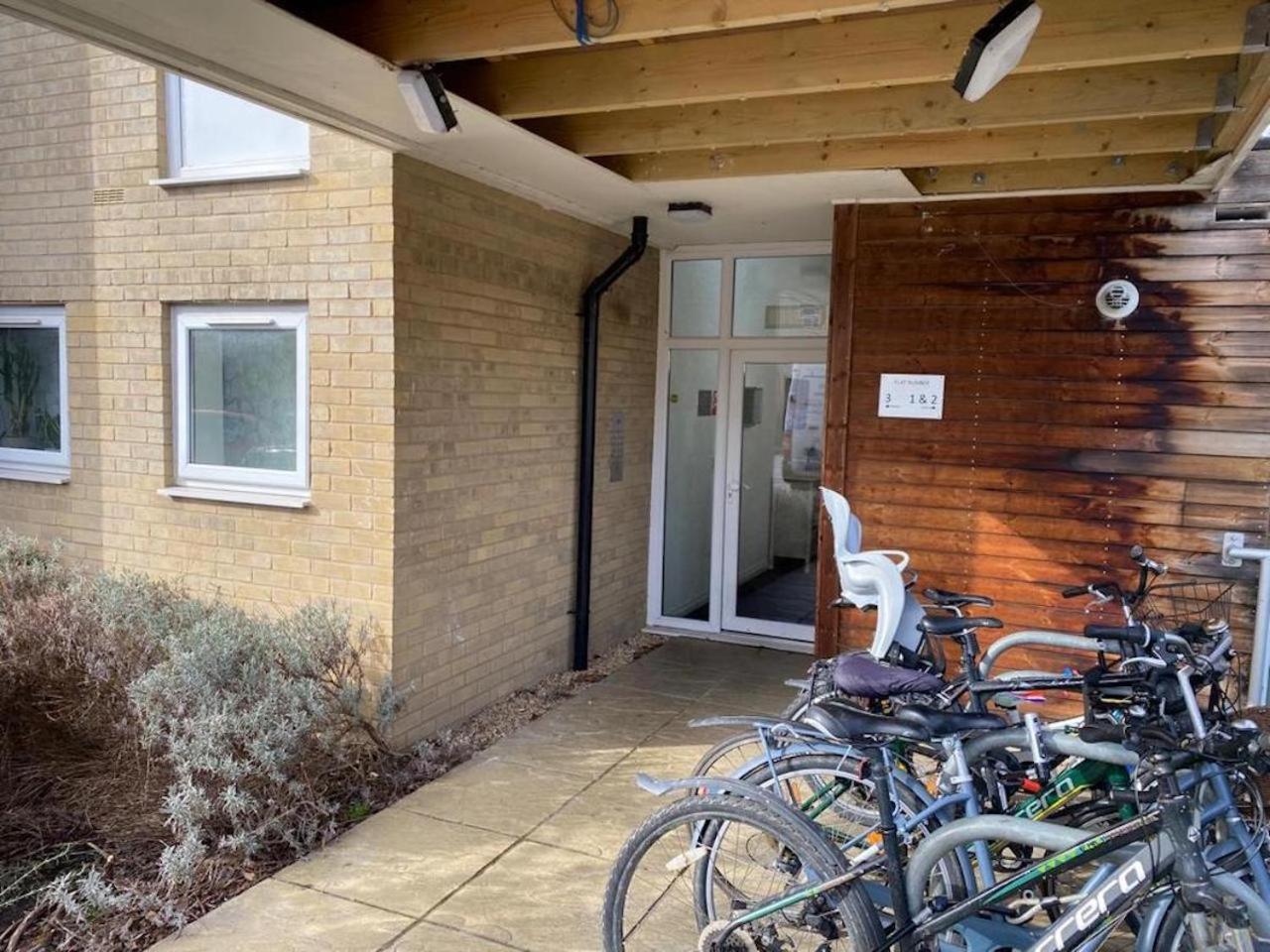 Contemporary, Cosy & Homely 2 Bed With High-speed Wifi, Terrace & Free Parking Overlooking Stourbridge Common Park & Coldham's Brook Apartemen